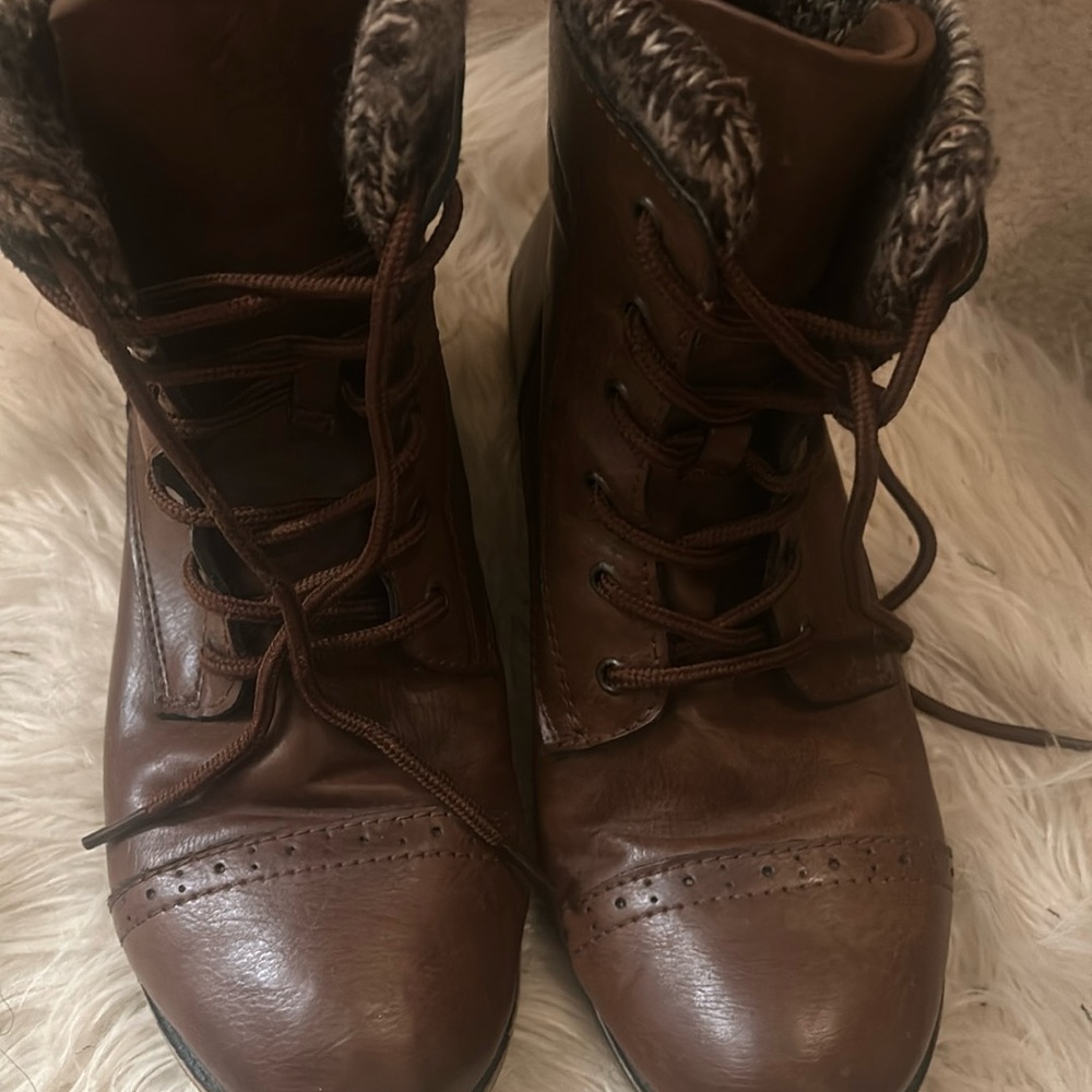 Women’s combat boot with cream & brown trim!🤎